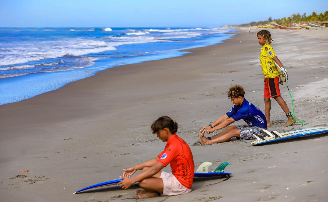 el-salvador-impulsa-el-talento-juvenil-con-campamento-de-surf-en-la-costa-del-sol